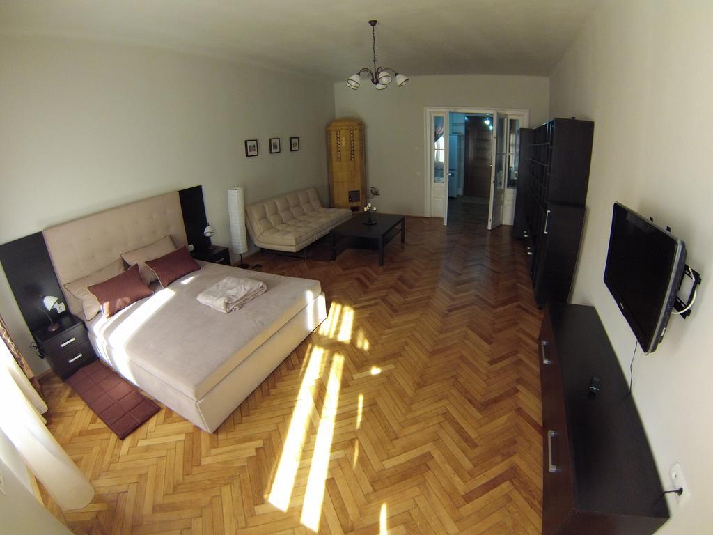 Chic Studio Brasov Apartment Luaran gambar