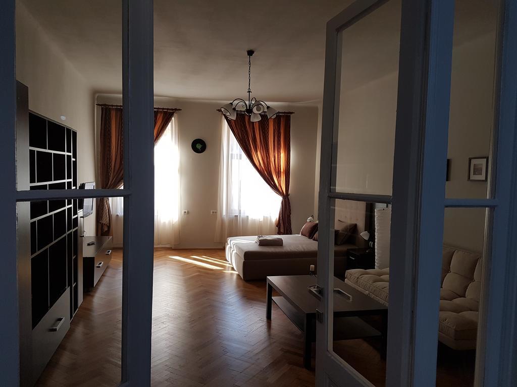 Chic Studio Brasov Apartment Luaran gambar