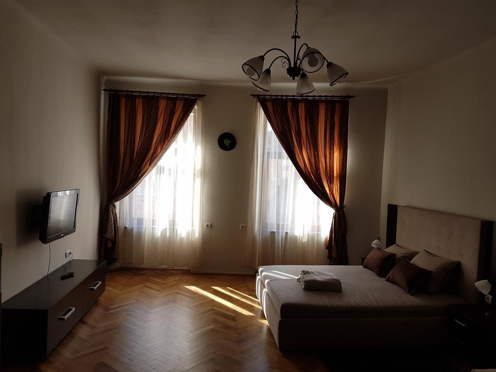 Chic Studio Brasov Apartment Luaran gambar